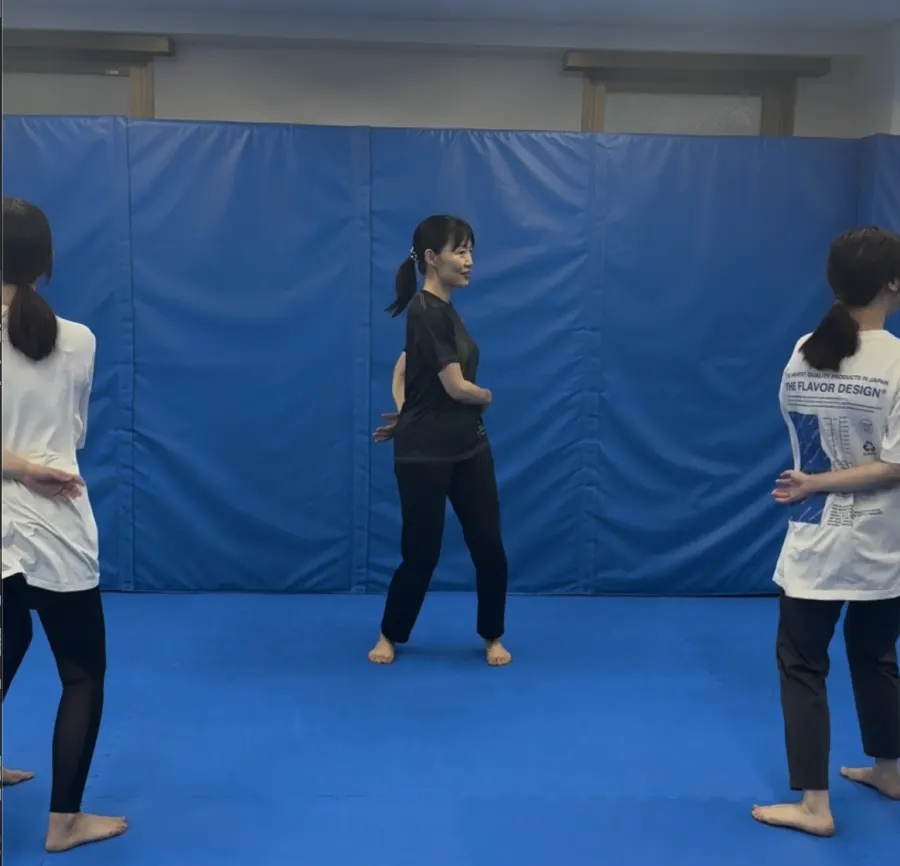 華輪の稽古を指導している様子