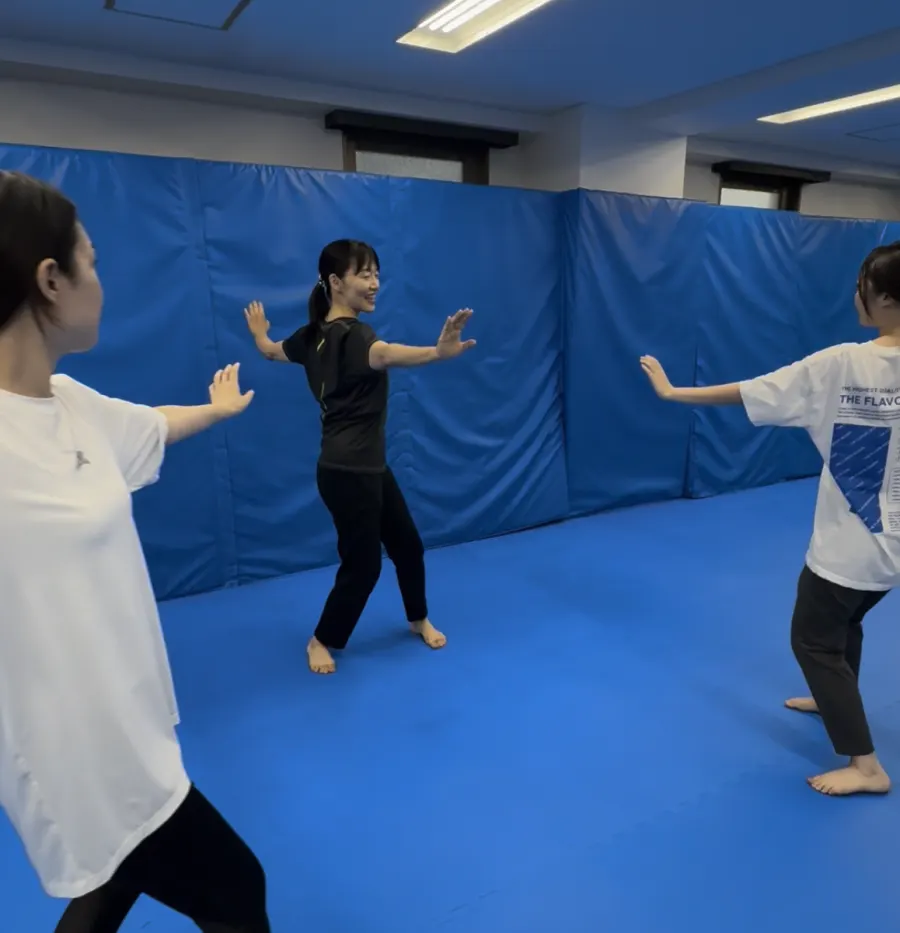 基本の稽古を指導している様子